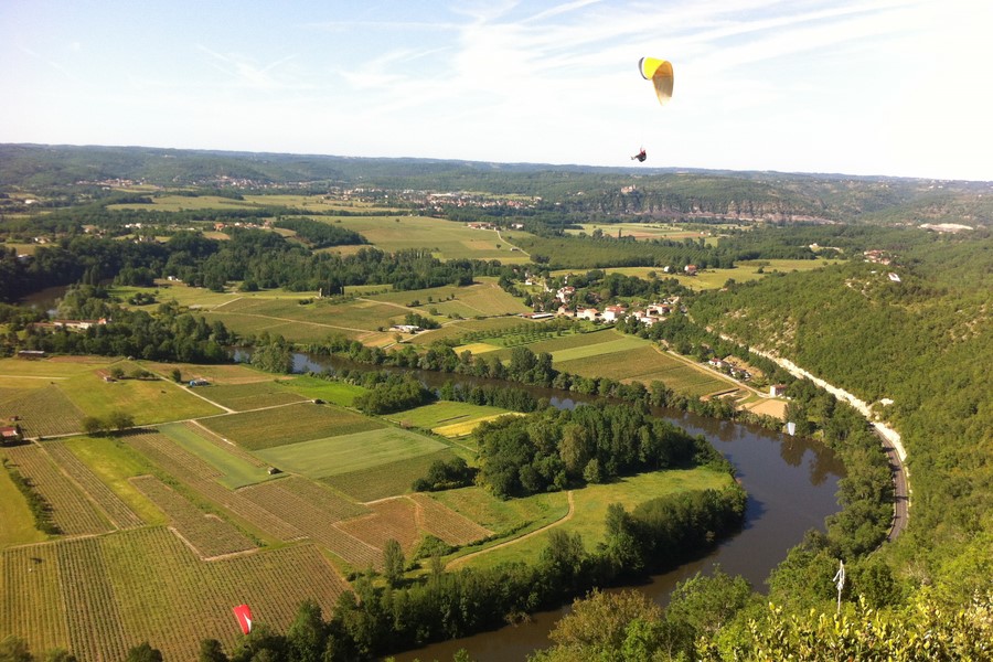 Parapente à Douelle - © Lot Tourisme - E. Ruffat.jpg